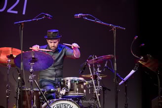 Magnus Narvesen spielt das Schlagzeug beim Jazzfest Berlin 2021.
