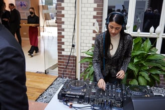 Ein DJ spielt bei einer Veranstaltung in der australischen Botschaft.