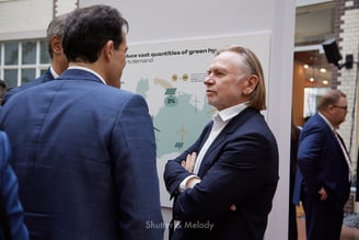 Der australische Botschafter Philip Green spricht auf einer Frühstücksveranstaltung zu den Gästen.