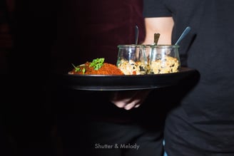 Ein Kellner serviert das Essen bei der Veranstaltung "Standing in Australia".