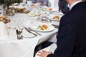 Ein Lachshauptgericht, das zum Abendessen in der australischen Botschaft in Berlin serviert wird.