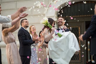 noivos na saida da igreja