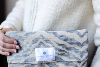 Pochette ÉTOFÉ en tissu recyclé beige et bleu, personnalisée avec le logo de l’Hôtel du Cap-Eden-Roc