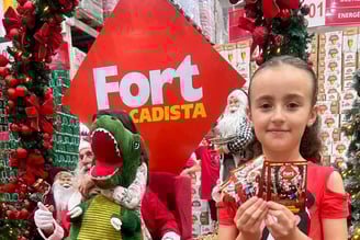 Criança segura foto gerada pelo serviço de foto lembrança em um supermercado.