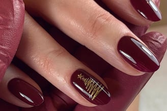 Uñas de navidad con diseño de árbol minimalista