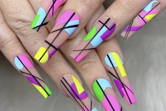 Uñas neón geométricas