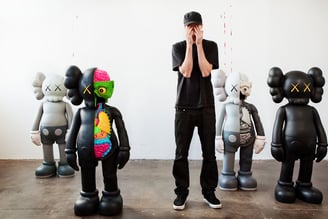 KAWS tem colaborado com marcas famosas, como a Nike e a Uniqlo