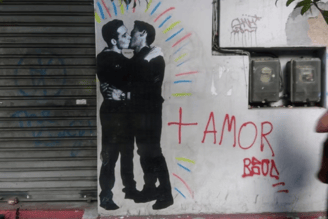 Mural de Lambe-Lambe, exibindo mensagens políticas e sociais impactante