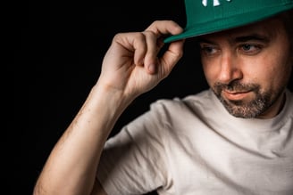 un homme portant une casquette de base-ball en séance photo