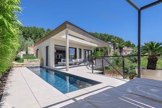 Terrasse aménagée avec mobilier extérieur design et ambiance végétale, projet dans le Var (83)