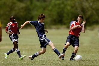 Três Homens Jogando Futebol