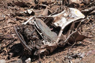 um carro destruído após um dos piores desastres naturais do Brasil