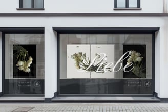 Schaufenster mit Blumen-Plakaten und Beschriftung "Liebe"