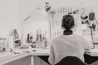une femme qui fabrique des bijoux