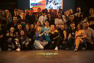 Photo qui montre tout les gens du festival heureux et tous reunis