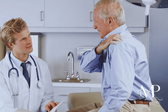 Médico Clínico Geral Atendendo um Paciente com Dor