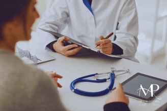 Médico Clínico Geral Atendendo um Paciente