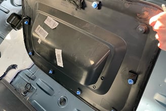 Abgenommene Seitenverkleidung im Innenraum eines Dacia Dokker – freigelegte Fahrzeugwand für den Cam