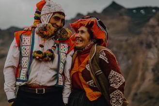 Una pareja de personas andinas felices sonriendo en Cusco Peru