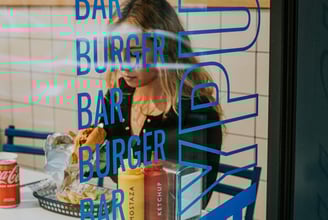 persona disfrutando comiendo una flipa burger - comer hamburgesa