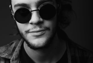 portrait d'un homme avec  une barbe et des lunettes ronde