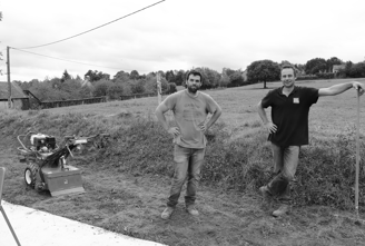 Paysagistes AJ Paysagiste sur un chantier d’aménagement extérieur dans le Sud-Manche