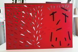 imagem da obra feita de fitas isolante de cores branca, prata, vermelha e preta sobre papel de fundo vermelho.
