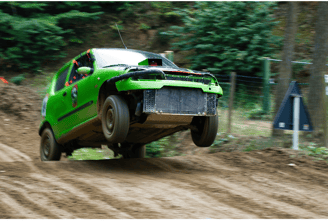 Gara di rally, fiat 600, auto verde, auto che salta