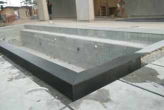 kolam renang struktur beton dengan finishing batu alam hijau