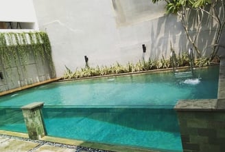 kolam renang miimalis dengan kaca temper
