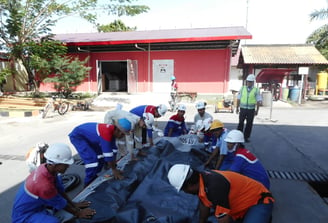 Sekelompok Orang yang sedang melakukan kegiatan Training