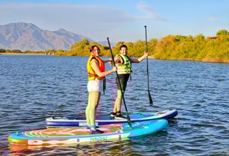 areja disfrutando juntos de una experiencia de paddle board con Hopaki en un entorno natural