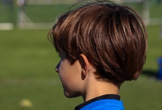 tête enfant de dos