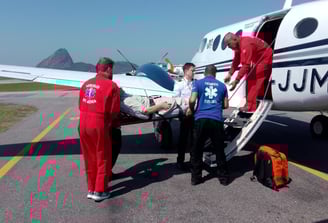 paciente sendo levado de avião na empresa vida ambulância