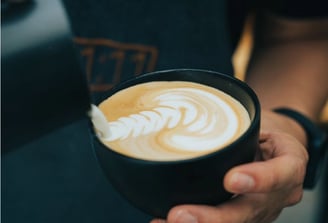 Preparación de cappuccino con arte latte en curso de barismo en Confite