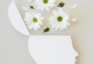 tête avec des marguerites pensées positives