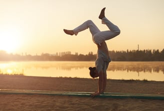 donna che esegue una acrobazia di capoeira