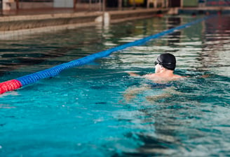 uomo che nuota in una piscina olimpionica