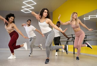 gruppo di persone che svolge esercizi di zumba