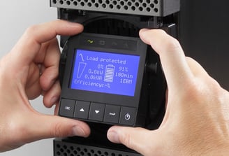 Manuseio de nobreak com painel de controle de LCD e configurações