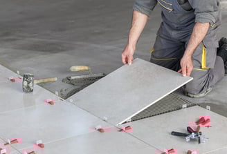pose de carrelage mural dans une salle de bain moderne