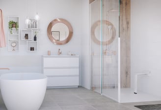une salle de bain moderne adaptée aux personnes agées et aux personnes à mobilité réduite