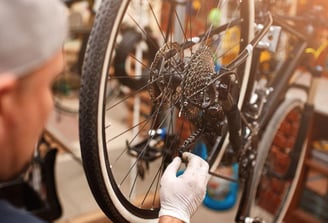 Image de la réparation d'un vélo par nos experts en atelier 