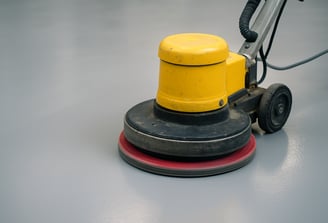 Industrieboden polieren - Pflege oder Sanierung?