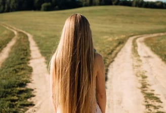 Femme immobile dans le doute ne sais pas quel direction de vie prendre, choix et changement de vie