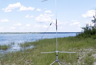 Pro Antennas I-Pro Traveller HF antenna set up at a customer location next to a lake