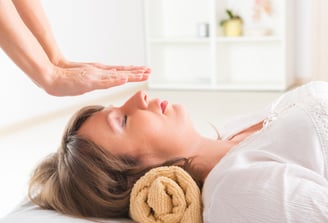 a woman is shown in a massage room sesiones de reiki