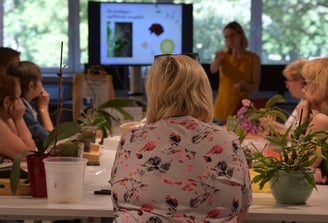 Orchidėjų persodinimo dirbtuvės - dalyvės kalusosi lektorės Viltės.
