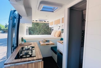 Camperización de furgoneta con cocina y diseñada para viajar