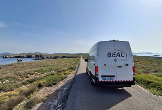 Furgoneta BEAL en ruta en menorca